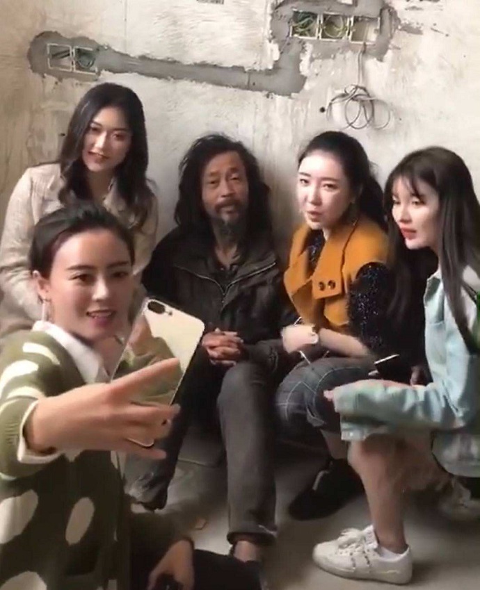流浪大师沈巍被网红包围