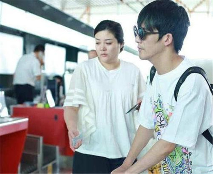 大张伟经纪人刘迎照片