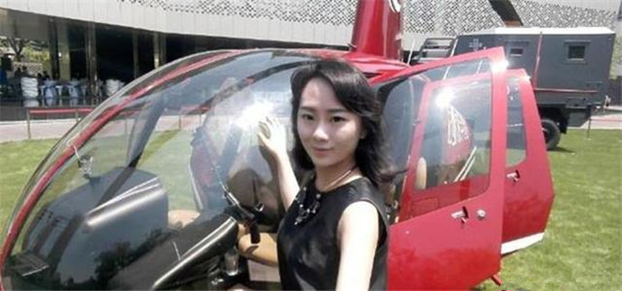 周兰君与直升飞机的合照