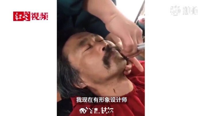 流浪大师沈巍正在理发