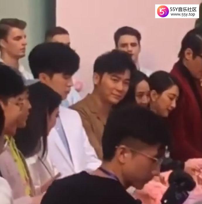 李晨到场剪彩