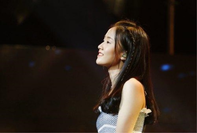 郭沁坐在椅子上