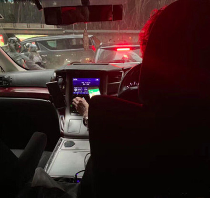 张柏芝妈妈开网约车