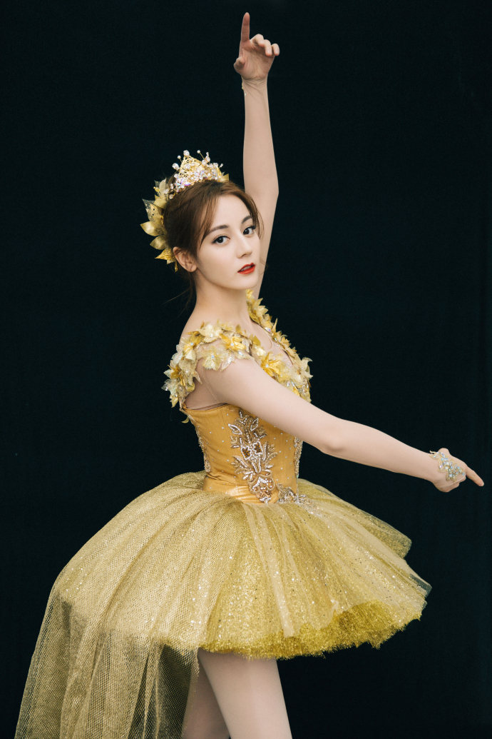 迪丽热巴表演后摔倒
