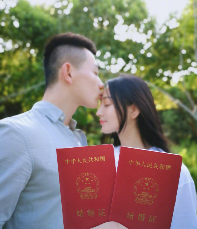 张馨予何捷晒结婚证