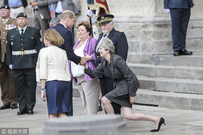英国首相向威廉王子行屈膝礼