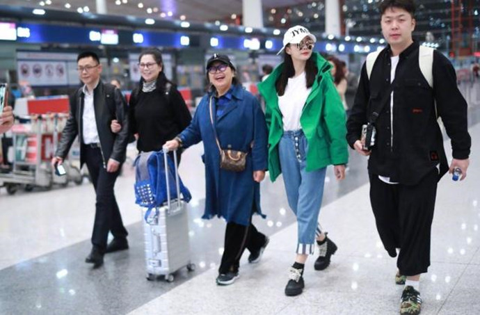 杜海涛沈梦辰与父母机场照