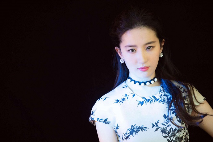 刘亦菲穿着旗袍，有一种东方女性的古典美
