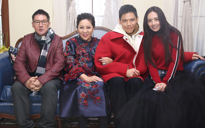 郭碧婷向佐一家人