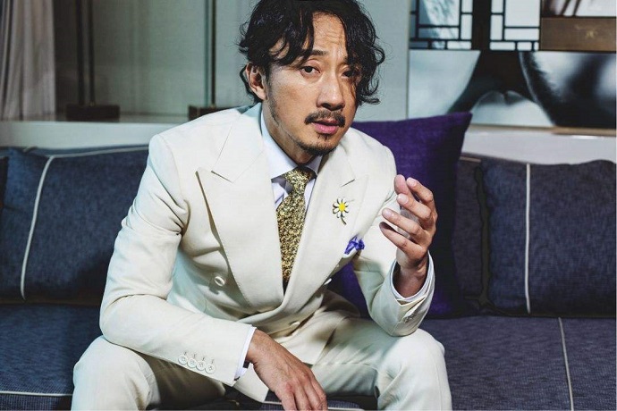 赵立新配上标志性的胡须，更显男人味