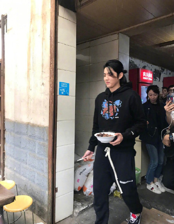 吴亦凡现身面馆