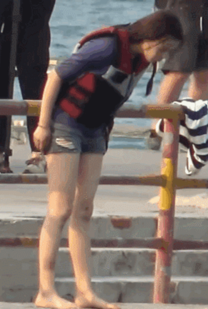 杨超越随地吐痰
