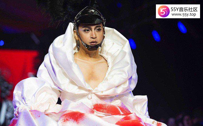 陈志朋服装风格十分怪异