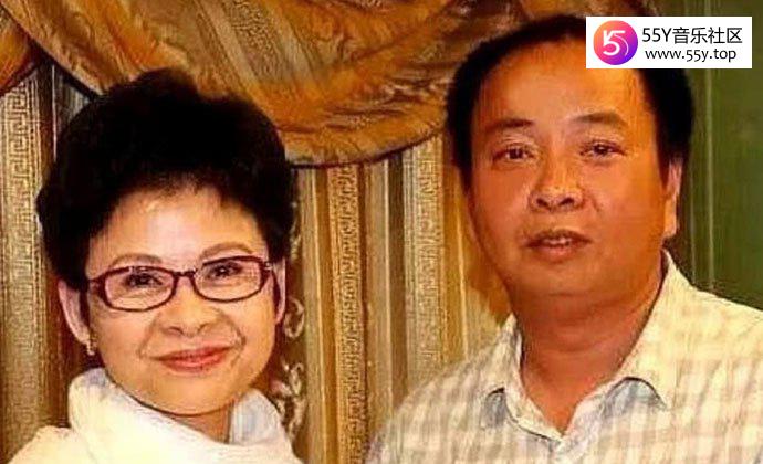 董文华与老公张楠合照