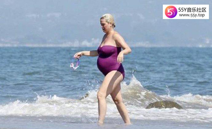 水果姐挺孕肚冲浪