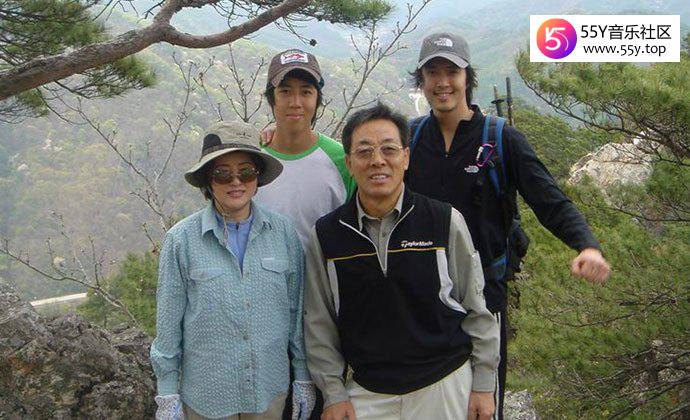 李东健与父母和弟弟