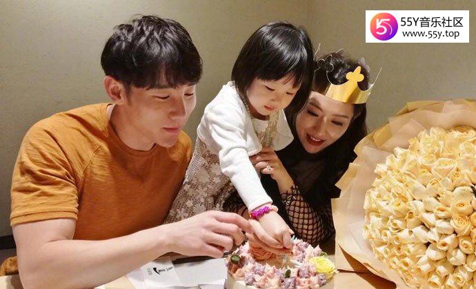 白冰丁一一家三口