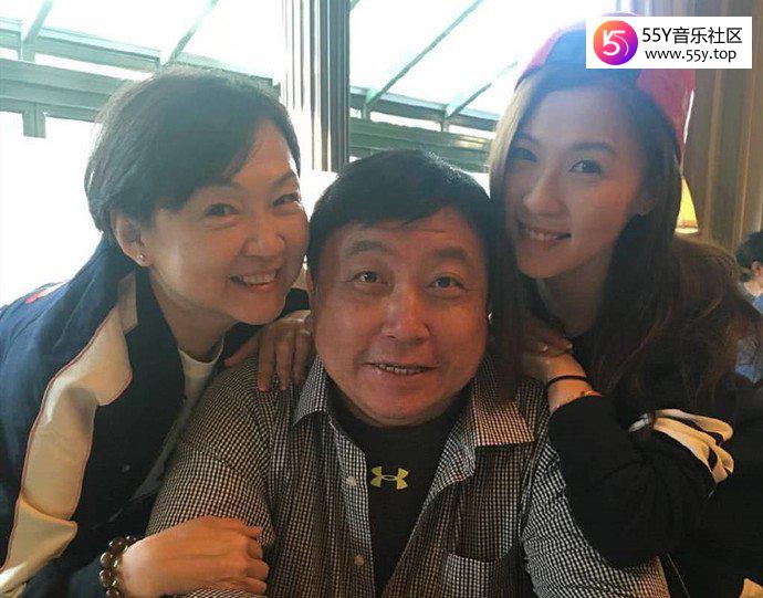 王晶和妻子女儿