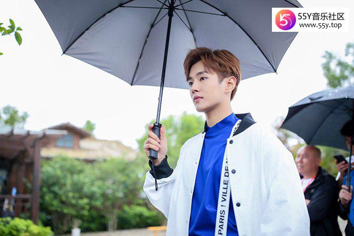 李汶翰否认玩手机让人等 起底耍大牌事件原委让人厌恶