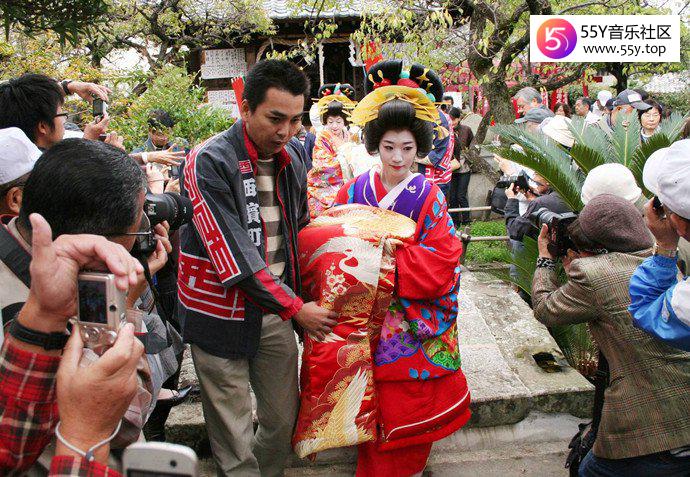 花魁走路为什么要抱着被子