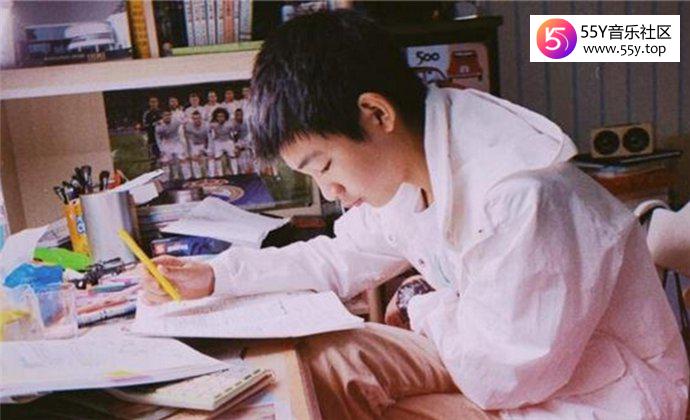 正在学习的荣梓杉