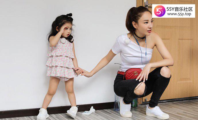 郑希怡和女儿梁浸浸