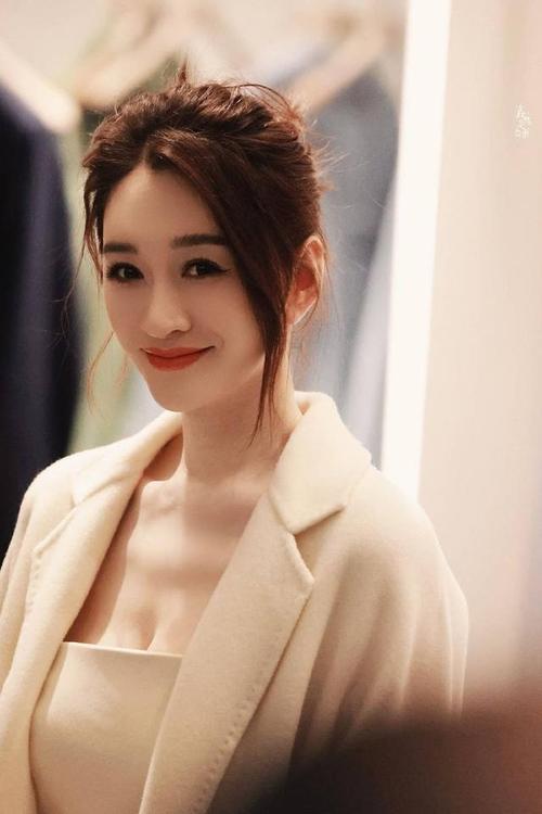 李小冉为什么这么白 李小冉皮肤白的原因