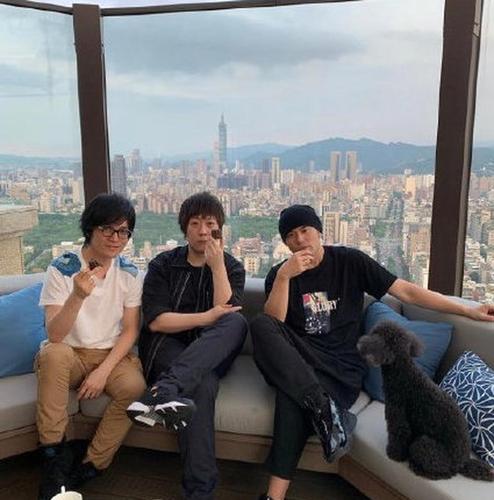 周杰伦和五月天合作的歌曲 倔强 周杰伦写的吗