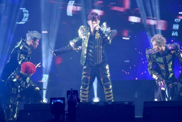 知道周杰伦巡回演唱会赚了多少钱么(周杰伦一个演唱会能赚多少票子啊)