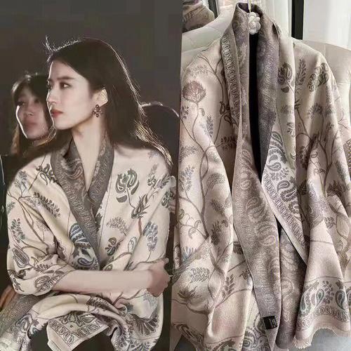 刘亦菲同款披肩是什么牌子(许红豆的衣服是什么品牌的)