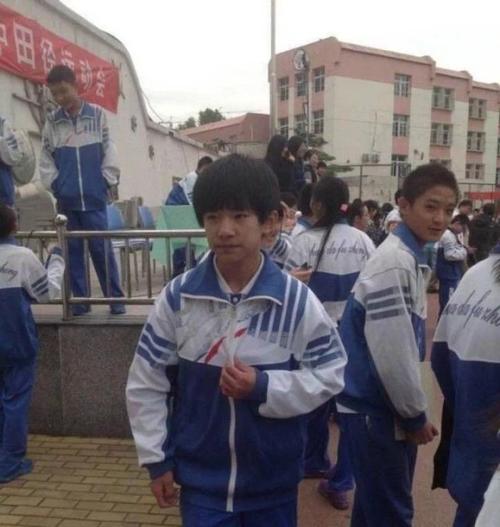 易烊千玺就读于哪个中学了(易烊千玺读哪里大学毕业)