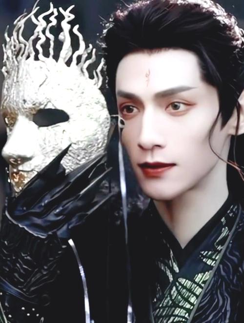 长月烬明初代魔神谁演的(长月烬明戴面具的魔神是谁演的)