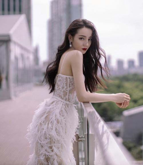 为什么热巴礼服是过时的(迪丽热巴黑色礼服是什么风格特点的)