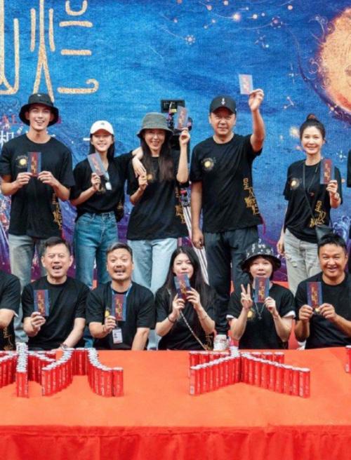 星汉灿烂导演拍过什么电视剧(拍电影拍电视剧哪个赚钱多)