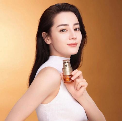 迪丽热巴代言娇韵诗焕活还是赋活(娇韵诗焕活修护精华露用了还要用水吗)