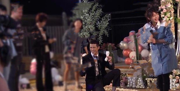 姜潮求婚麦迪娜现场