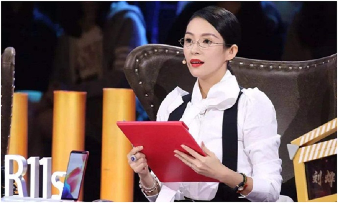 章子怡给女儿擦嘴,褪尽铅华转型成功国际章成平凡母亲