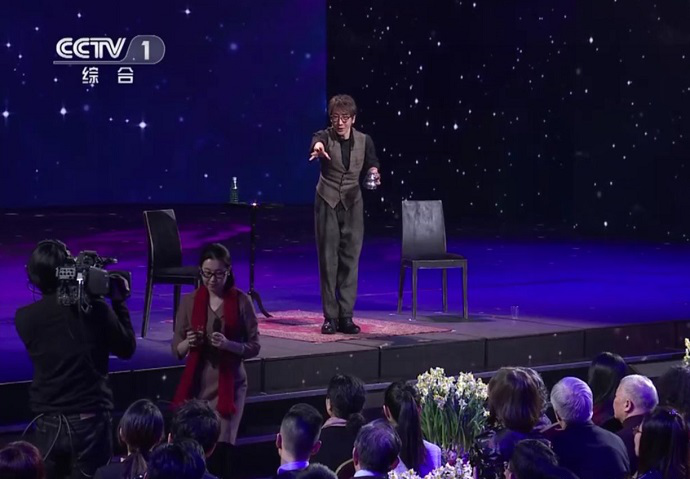 春晚刘谦在表演魔术