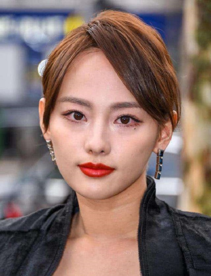 张嘉倪亮相巴黎时装周 无修图抢镜吓坏网友