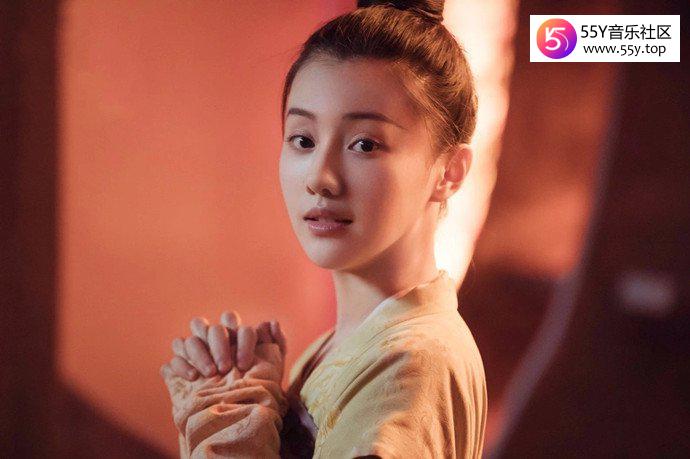 女星拍戏用140桶装矿泉水引起网友热议
