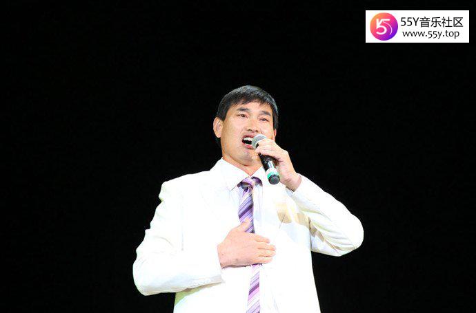 大衣哥一年能赚多少钱 大衣哥家底丰厚吗原生家庭如何