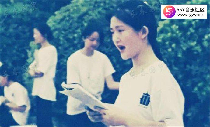 谢娜大学旧照曝光 没想到娜姐的婴儿肥脸蛋那么可爱