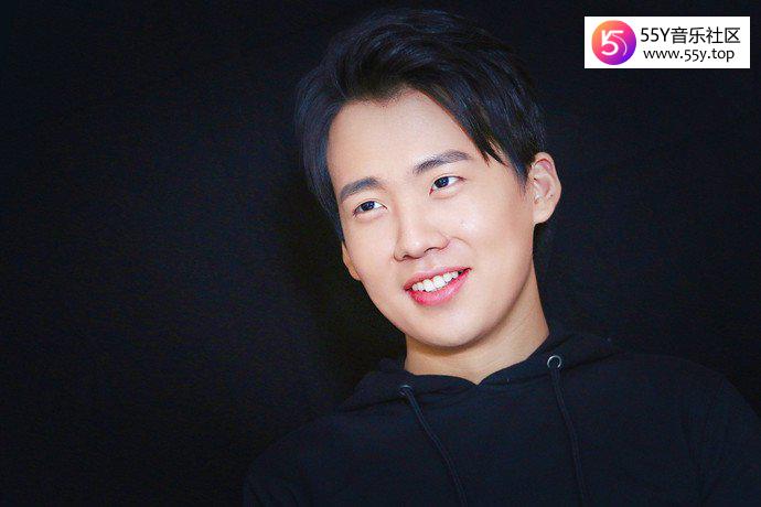 郭麒麟和弟弟相差十九岁