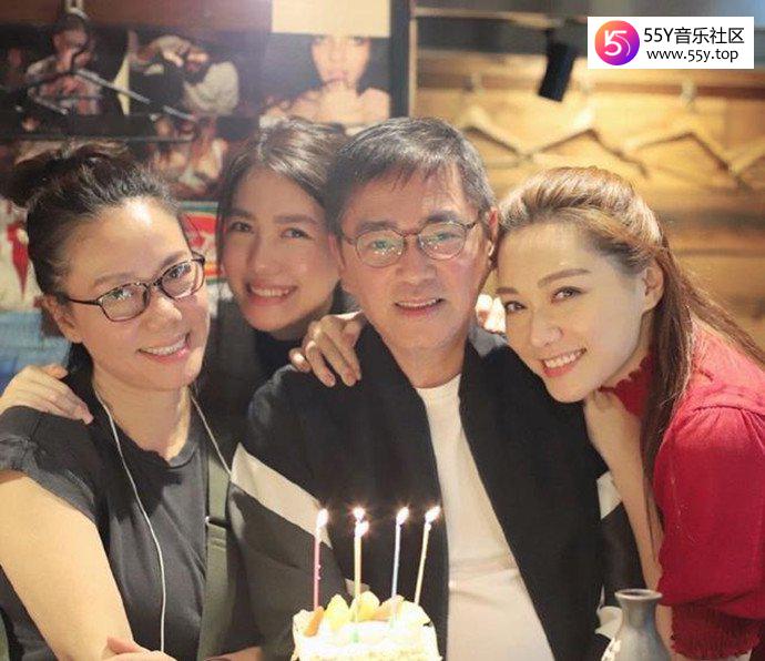 汤洛雯与父母、妹妹