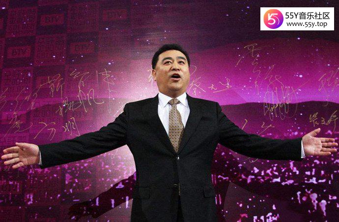 张宏民街边独自吃雪糕被嘲