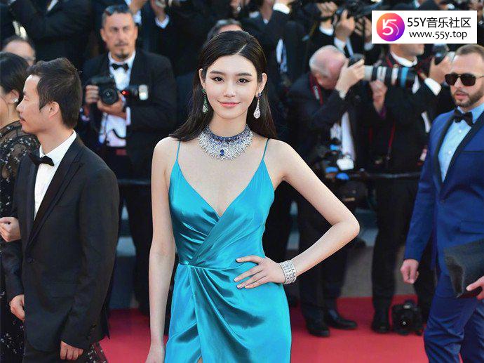 奚梦瑶葬礼上穿大衣疑怀孕