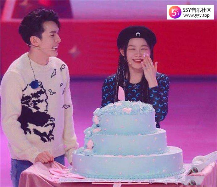 李佳琦帮金靖庆祝生日