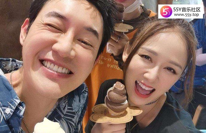 陈乔恩和陈正飞挽手出游