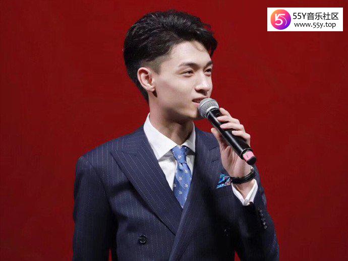 秦霄贤澄清富二代传闻