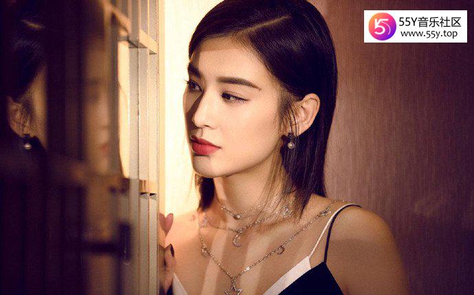 黄圣依看着伊能静表情玩味